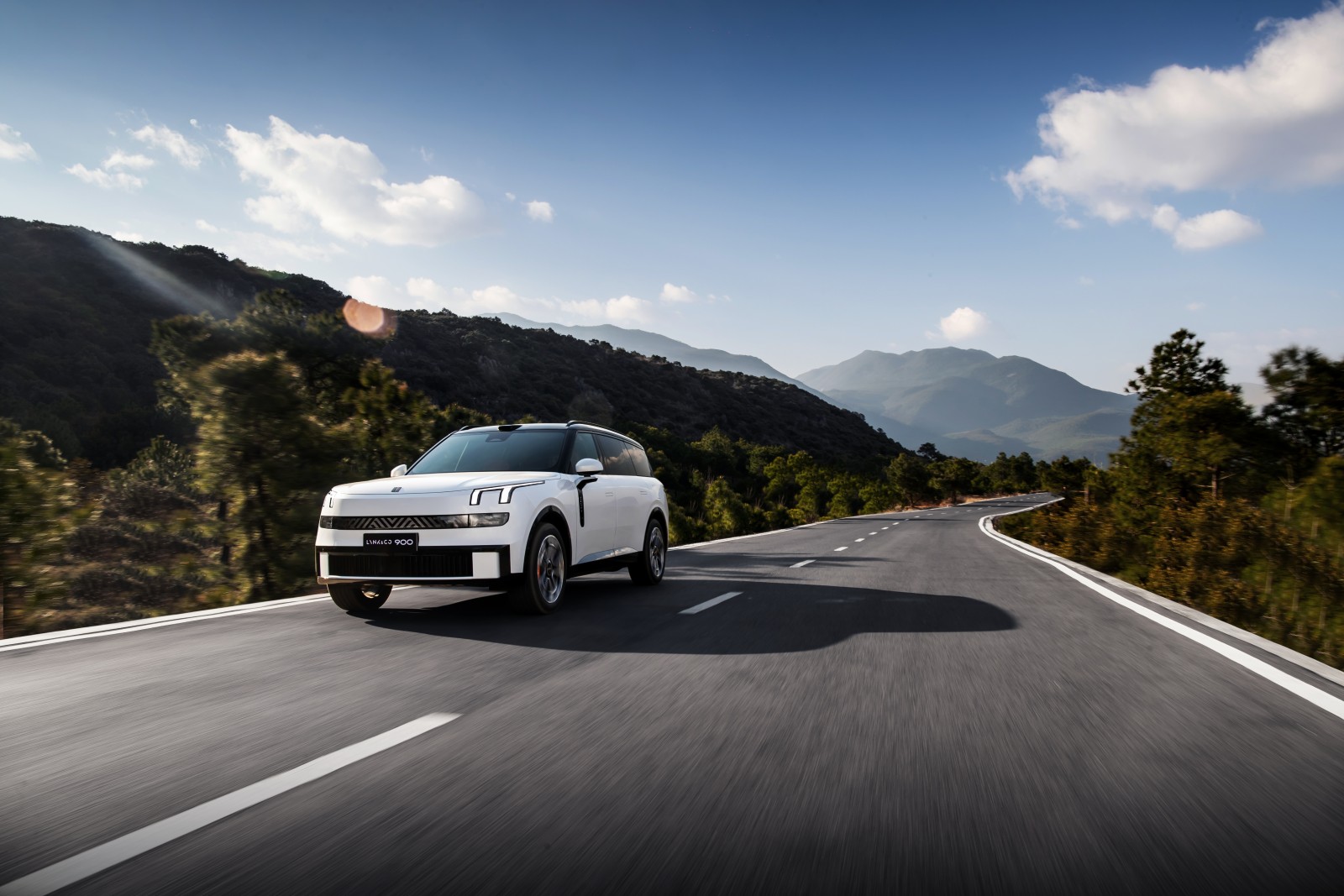 Lynk & Co 900 Base